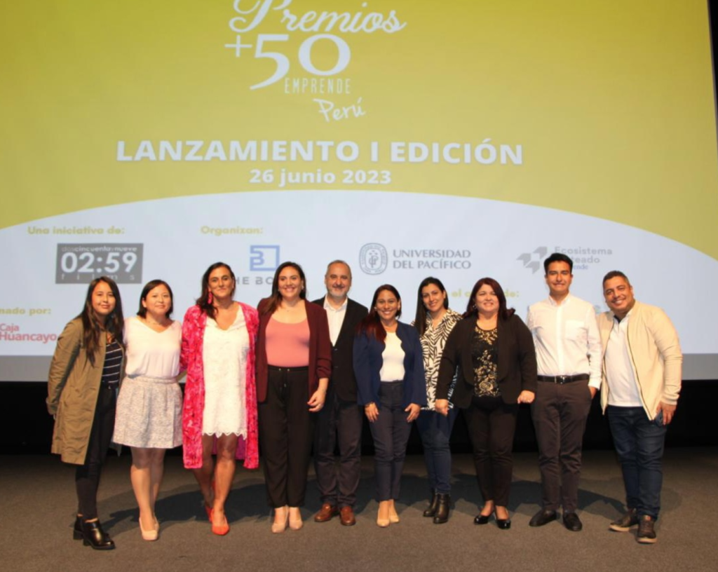 Miembros del jurado y directores de Premios +50 Emprende Perú